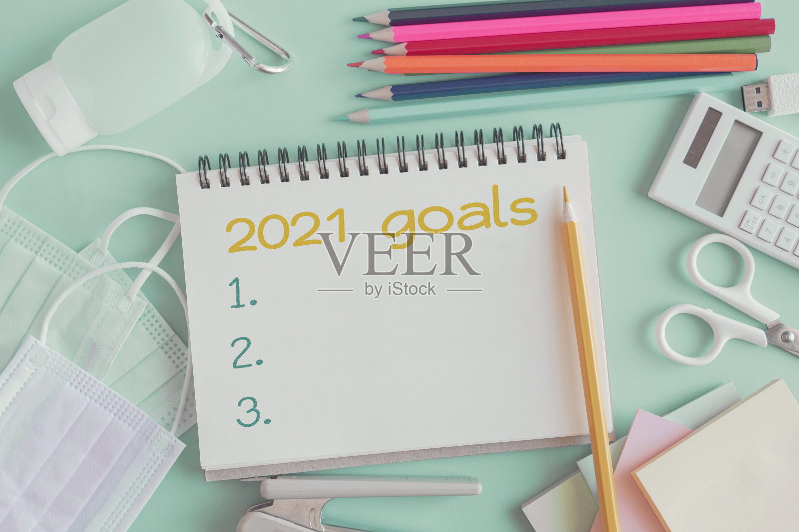 2021年新年决心和目标清单，包括笔记本和文具用品、医用口罩和洗手液照片摄影图片