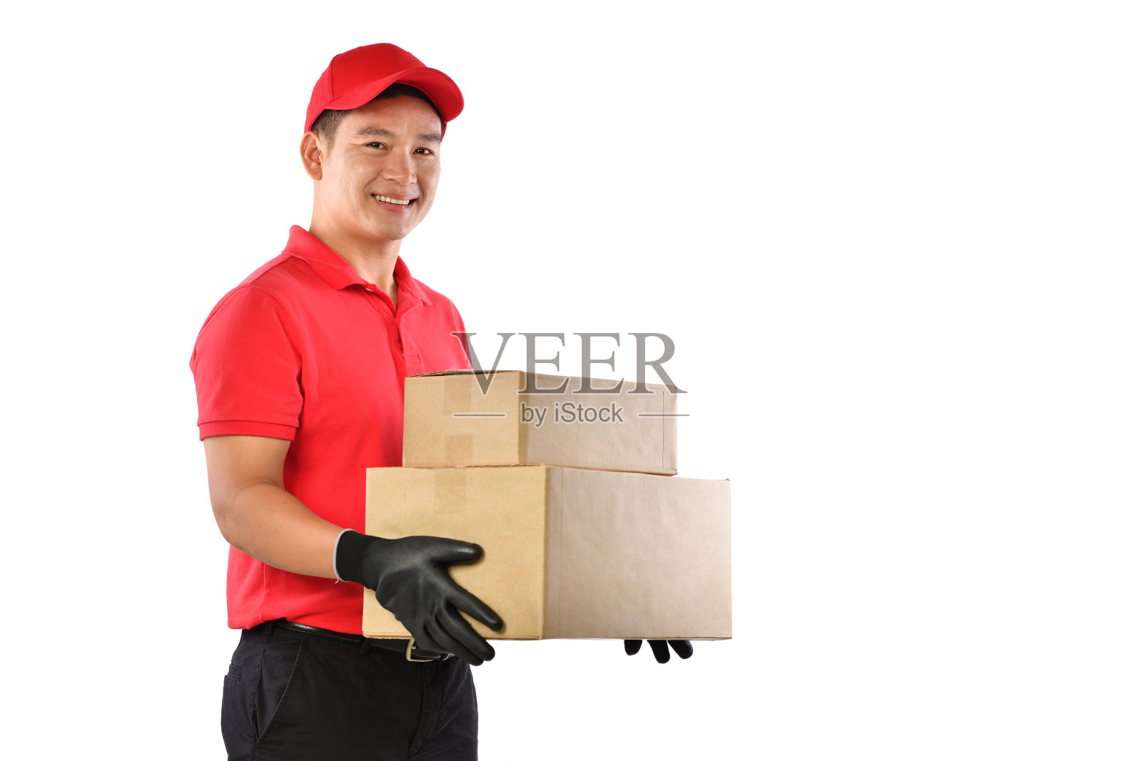身穿红色制服的亚洲快递员，包裹纸箱孤立在白色背景上照片摄影图片