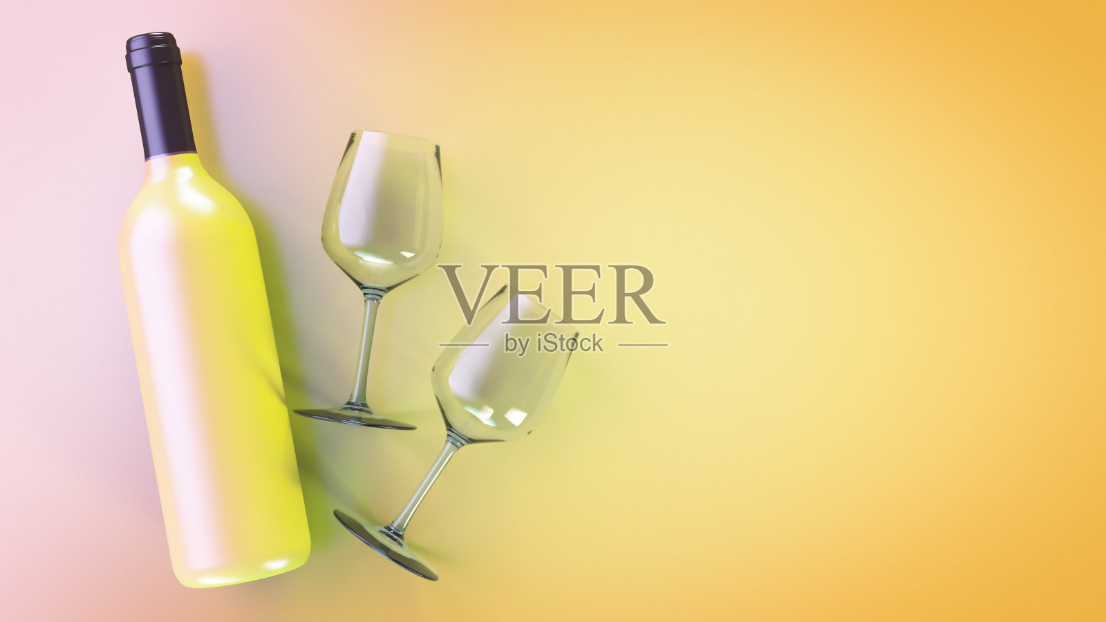 黄色的酒精瓶和两个杯子躺在彩色的表面上。照片摄影图片