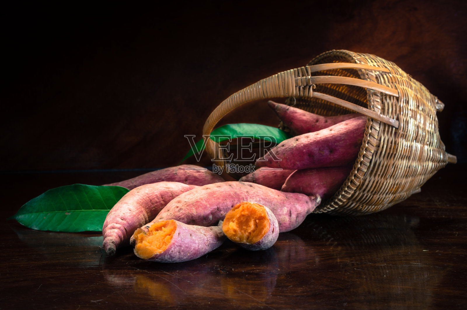 静物红薯竹篮。照片摄影图片
