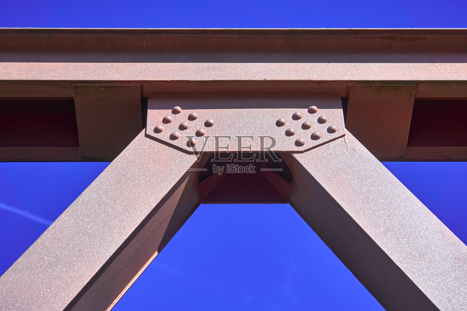 粉彩钢梁系杆拱桥前一片蓝天，抽象镂空照片摄影图片