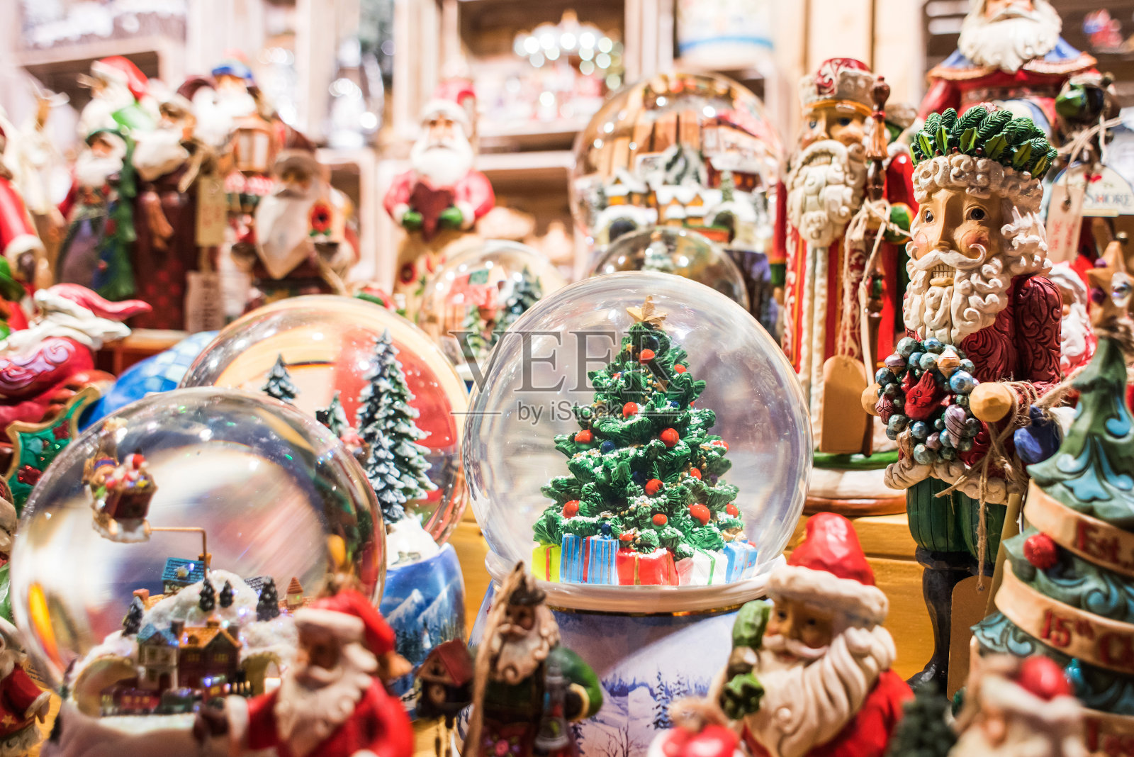 欧洲市场上出售的圣诞装饰品照片摄影图片