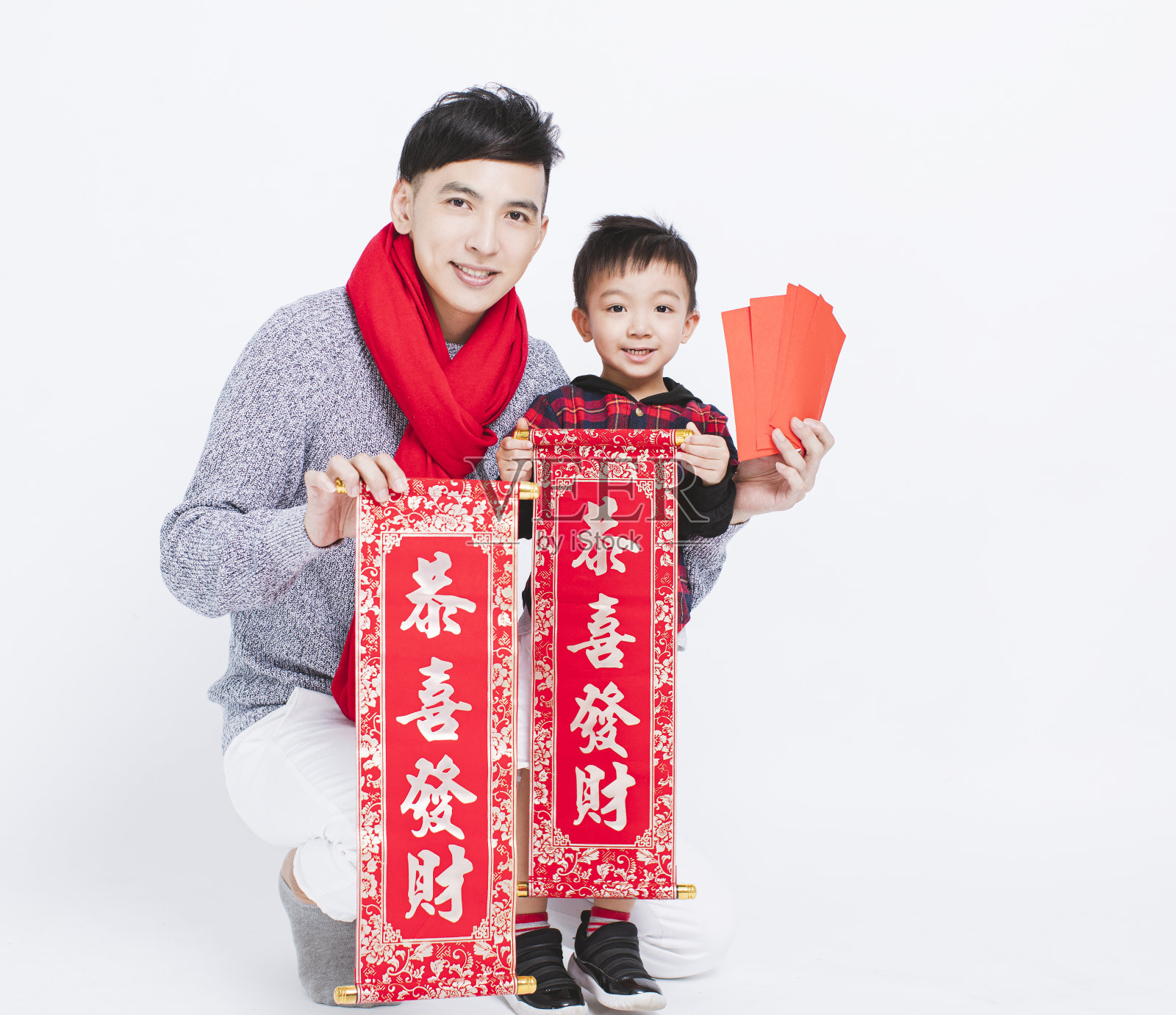 快乐的亚洲父亲和儿子展示红包和庆祝新年。祝贺你过新年照片摄影图片