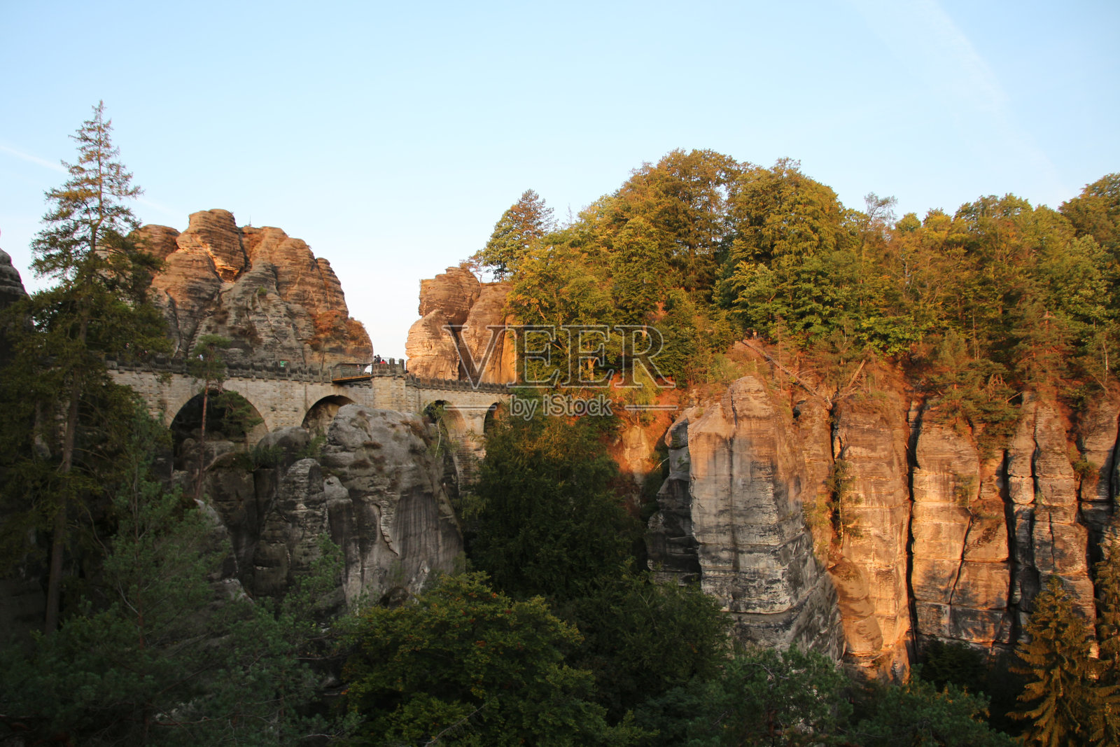 德国，瑞士撒克逊，日出时的巴斯蒂桥照片摄影图片