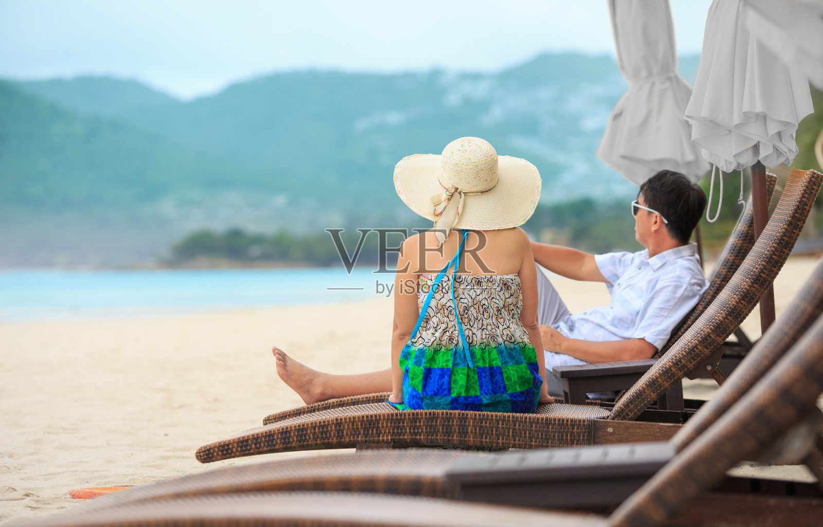 一对中年夫妇在泰国苏梅岛的查翁海滩放松。照片摄影图片