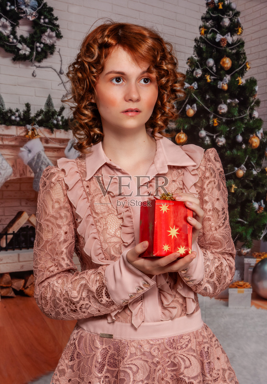 圣诞节穿着漂亮复古连衣裙的女孩照片摄影图片