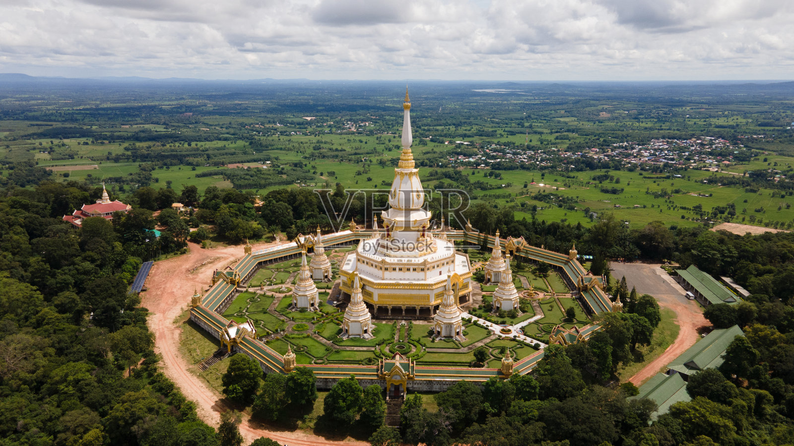 鸟瞰图Phra Maha Chedi Chai Mongkol或Phanamtip寺庙，Roi Et省，泰国。照片摄影图片