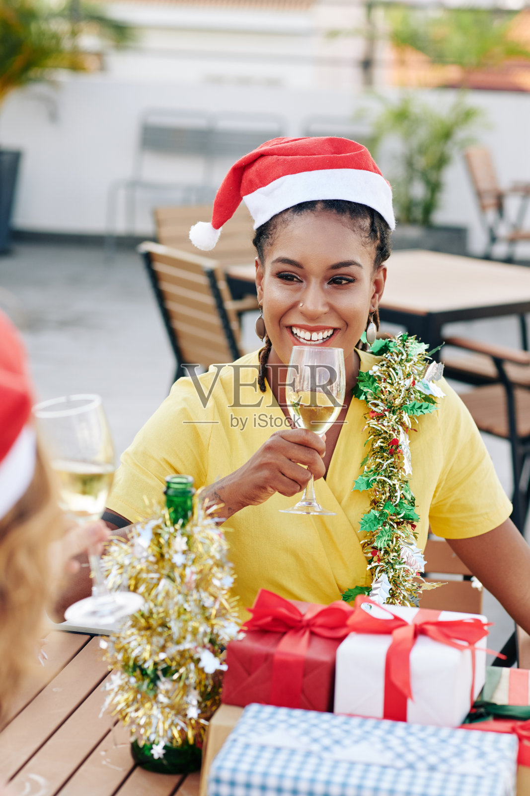 圣诞派对上喝香槟的女人照片摄影图片