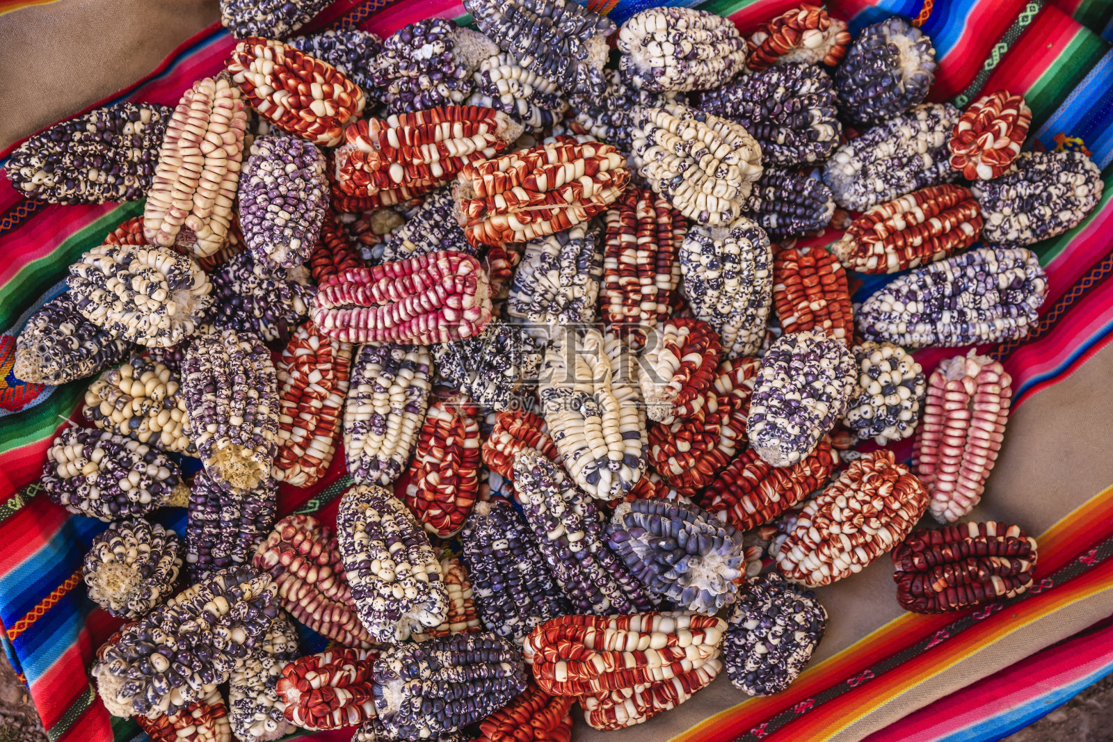 秘鲁圣谷市场上出售的玉米照片摄影图片