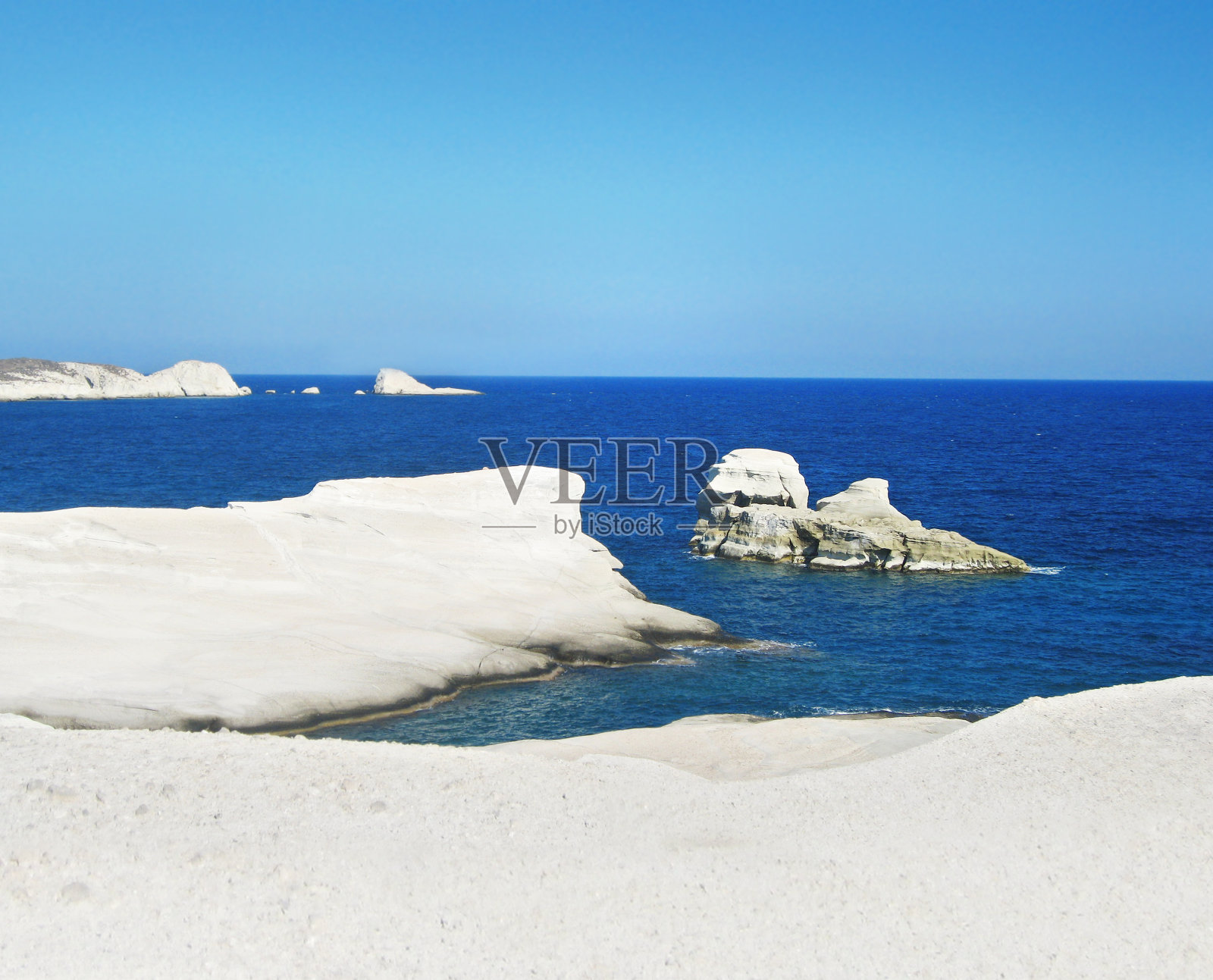 希腊基克拉迪斯米洛斯岛萨拉基尼科海滩的风景-白色的火山岩照片摄影图片