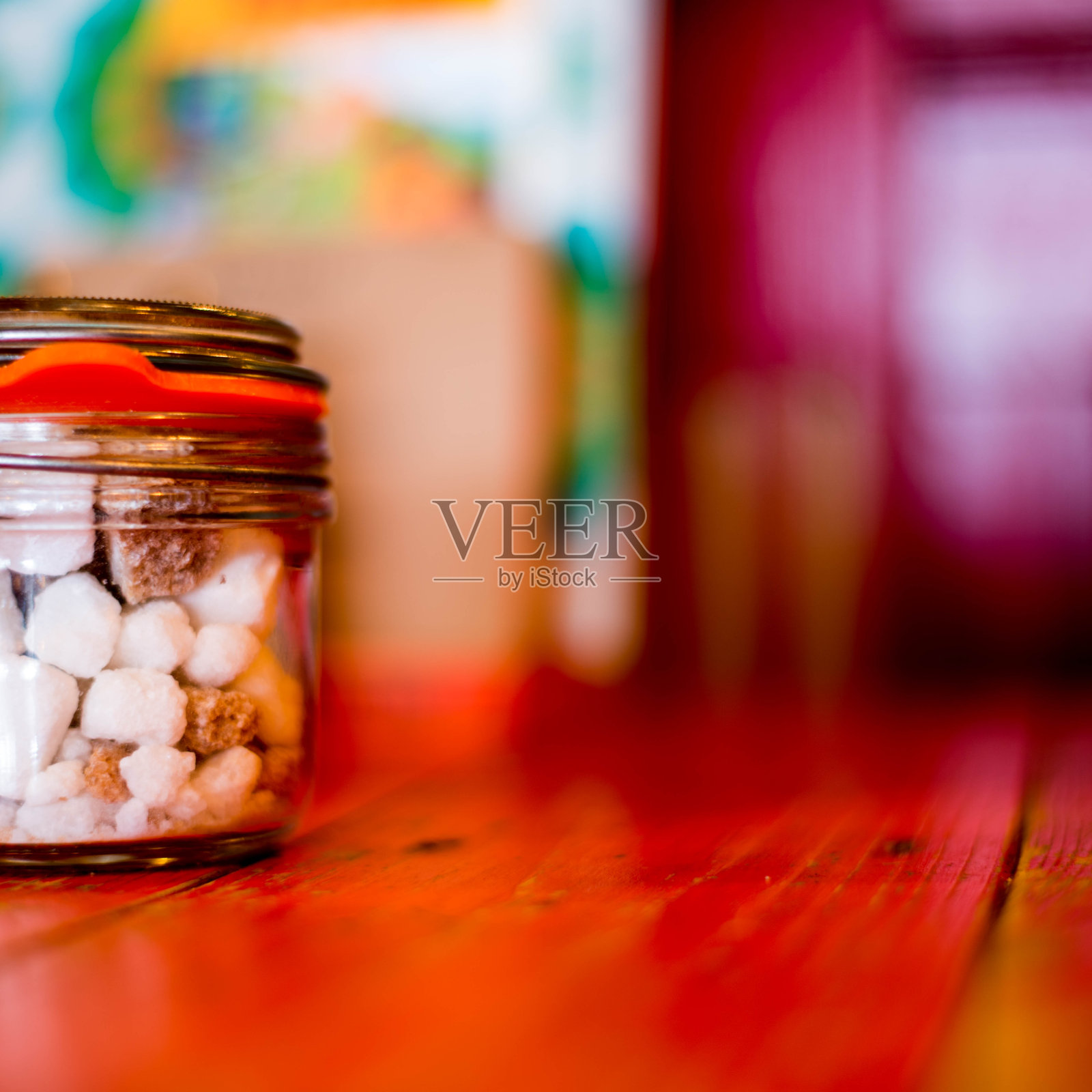 在玻璃容器或罐子里的棕色和白色的甜食物方糖照片摄影图片