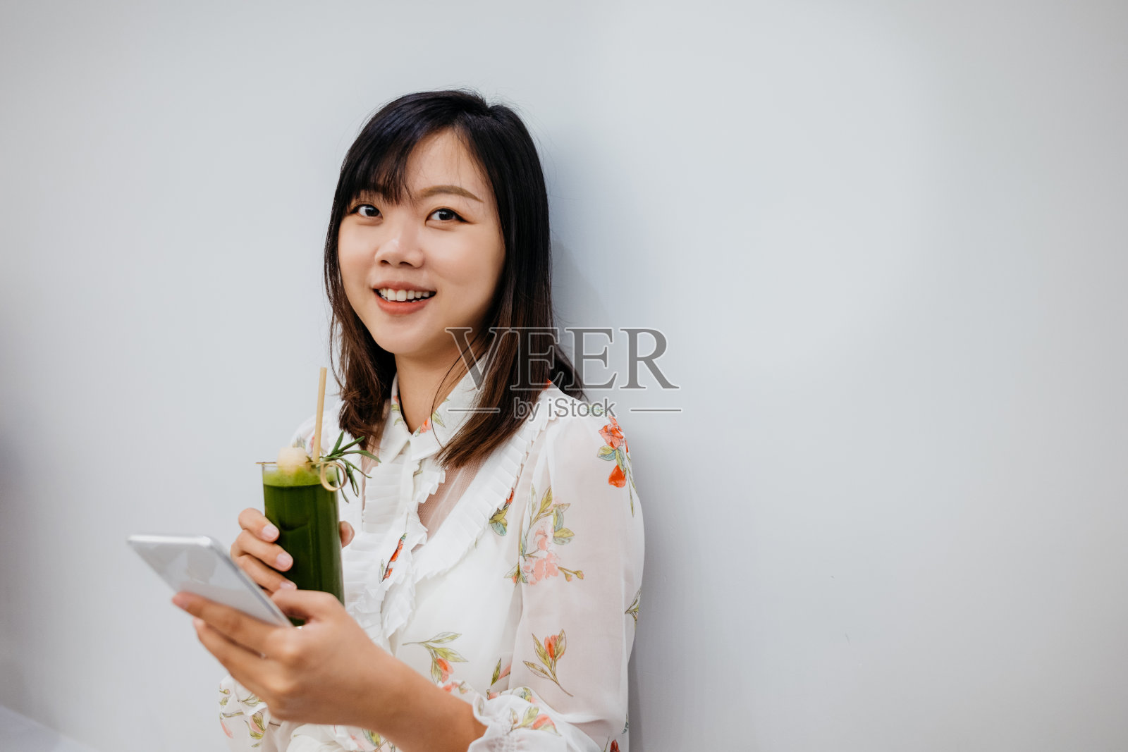 微笑的亚洲中国女性在咖啡馆使用智能手机照片摄影图片