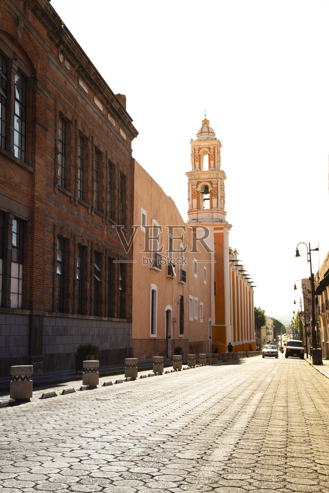 普埃布拉市中心一条街上的殖民建筑和教堂塔照片摄影图片