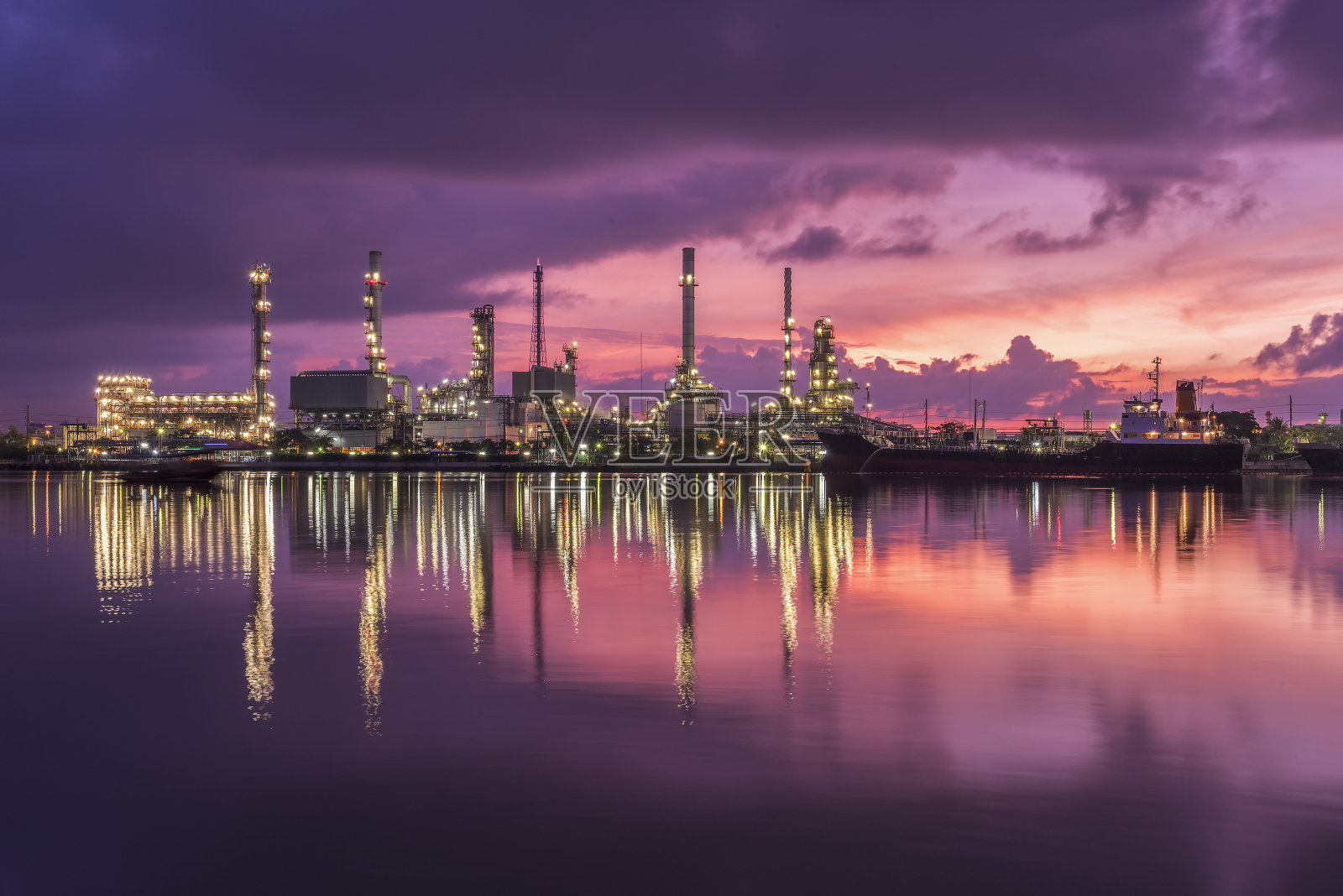 日出时分的炼油厂照片摄影图片
