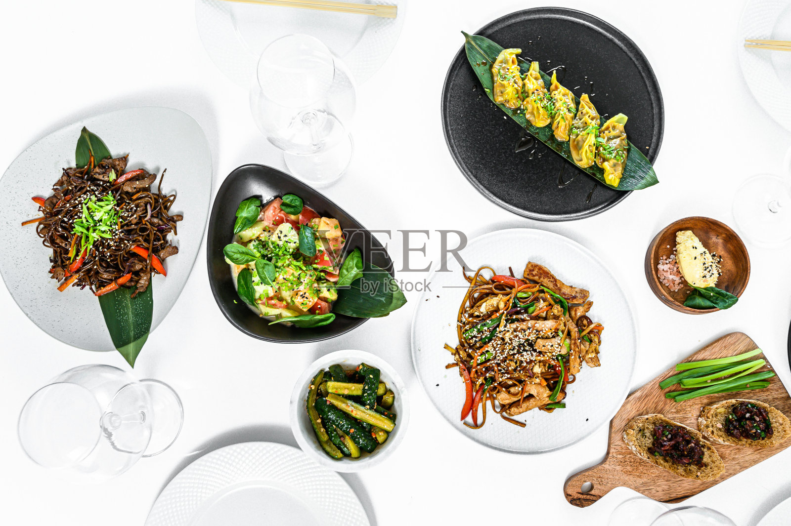 亚洲食物放在白色的桌子上。中国和越南菜肴套装。灰色的背景。俯视图照片摄影图片