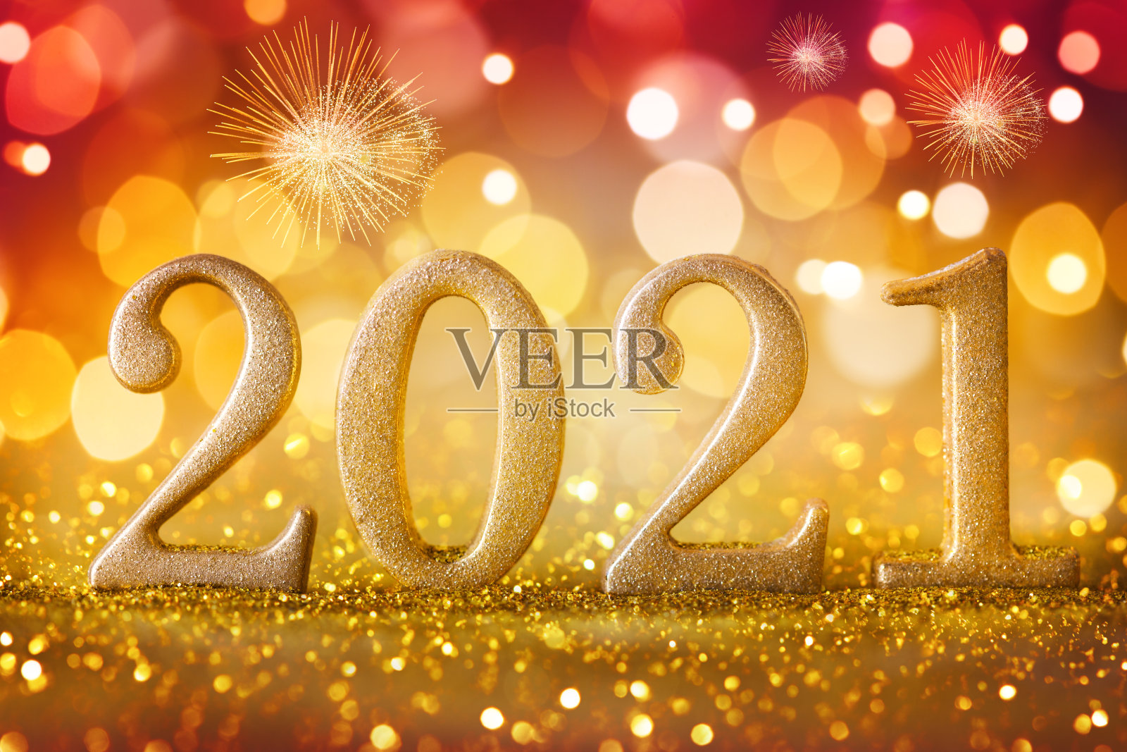 2021年新年背景用金色的闪闪发光的装饰和圣诞灯。照片摄影图片
