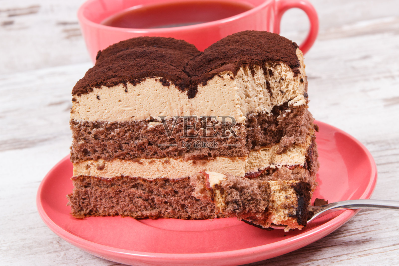 奶油提拉米苏蛋糕有不同的层次和黑咖啡。美味的庆祝甜点照片摄影图片
