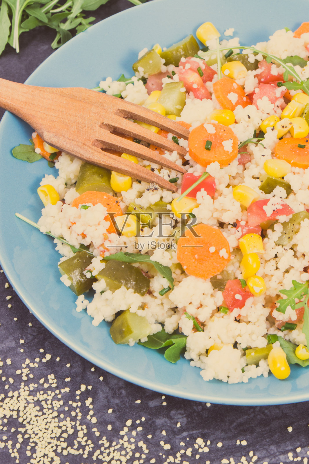 沙拉配蔬菜和粗麦粉。含有维生素和矿物质的清淡健康饮食照片摄影图片