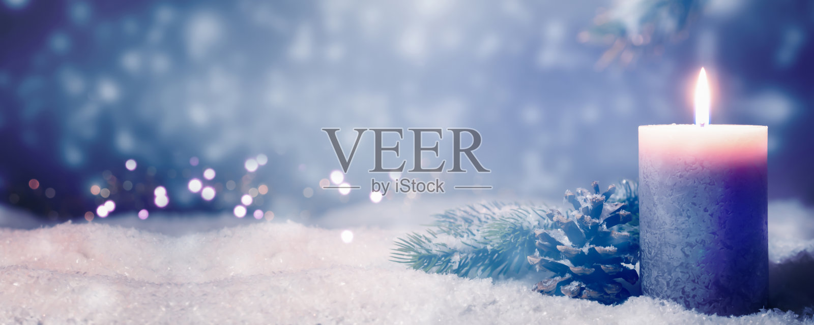 圣诞装饰田园诗般的深雪上模糊的蓝色背景，美丽的自然圣诞背景与闪亮的烛光和广告空间照片摄影图片