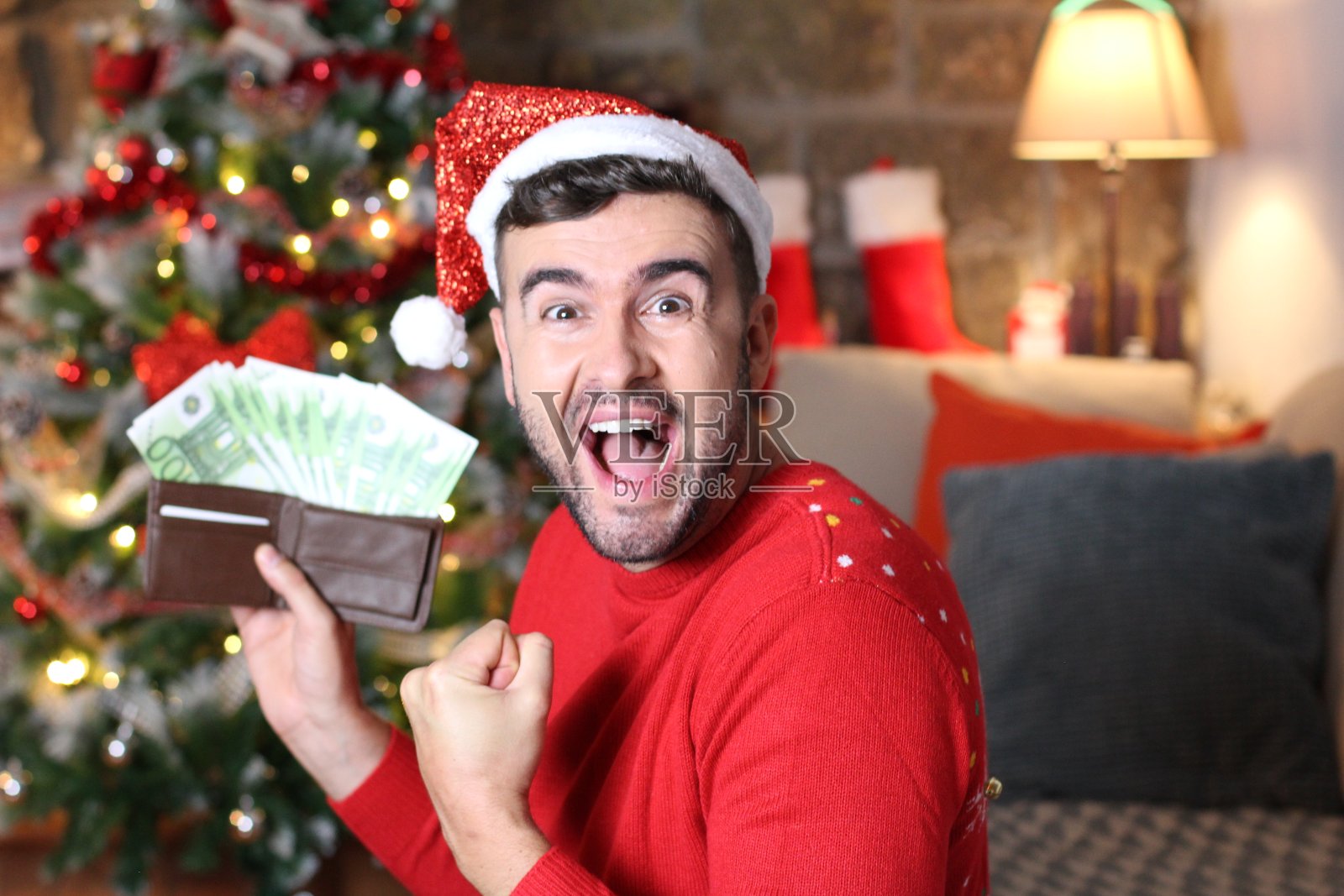 圣诞节期间有很多钱的快乐男人照片摄影图片