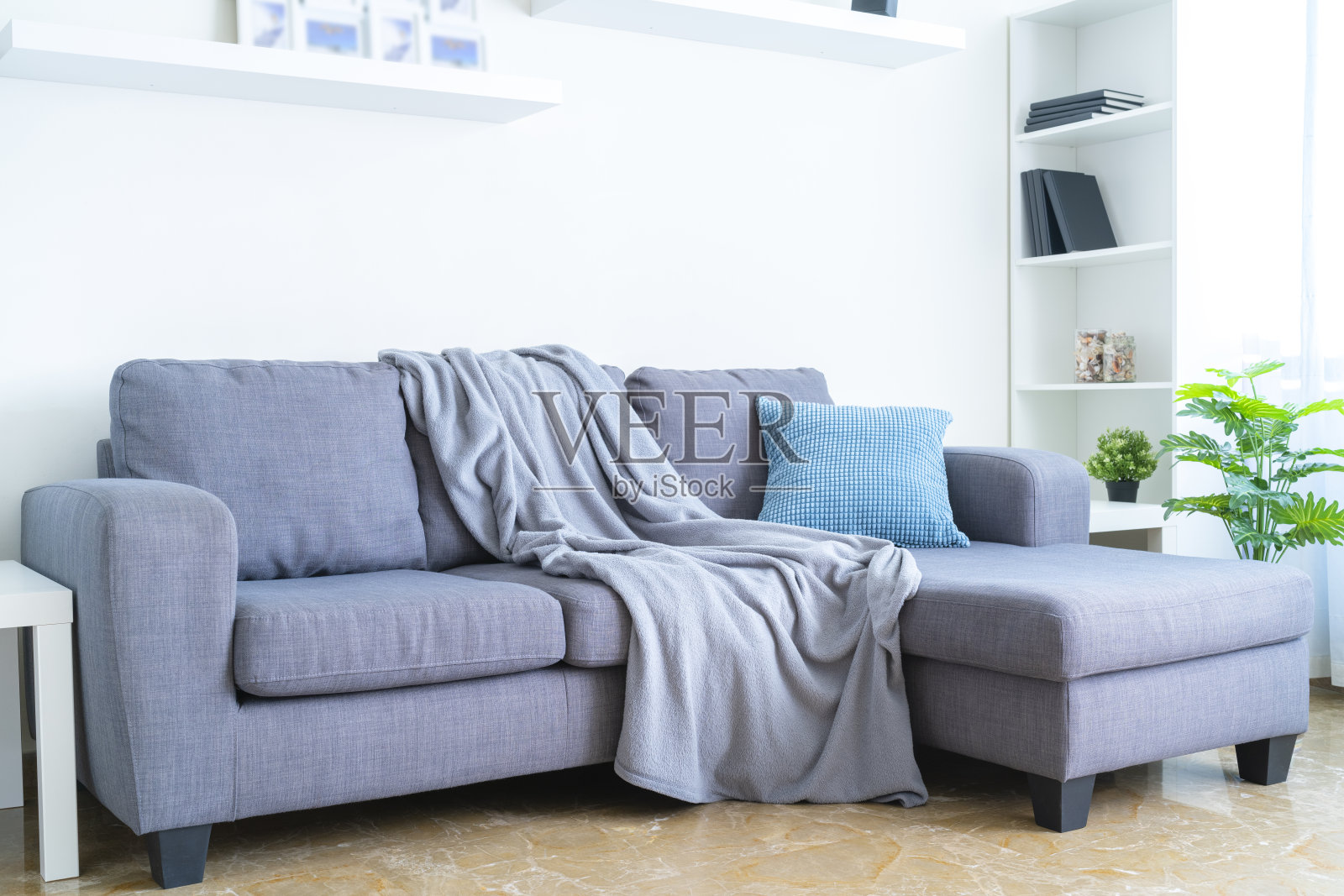客厅内部:灰色沙发，毯子和枕头照片摄影图片