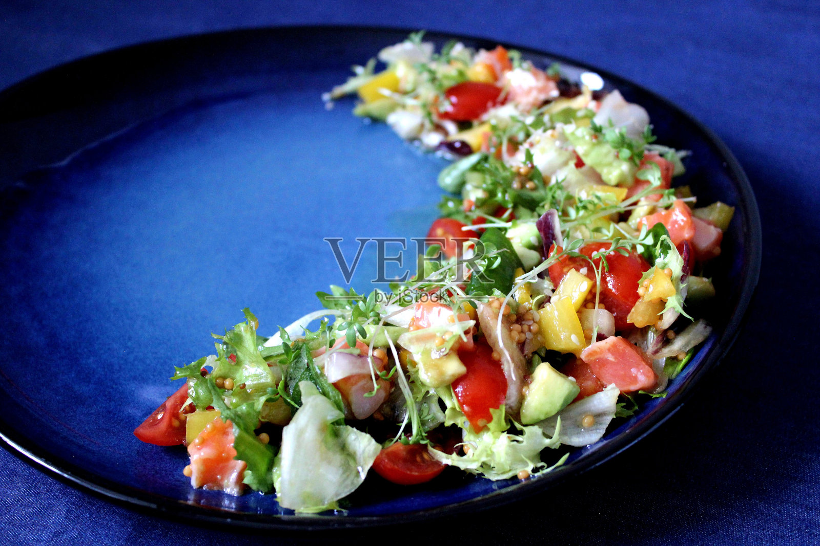 蓝色背景上是新鲜蔬菜的素食照片摄影图片