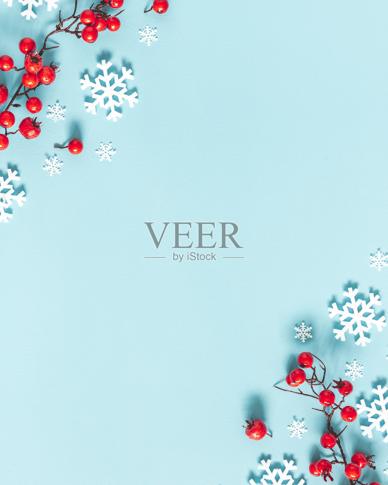 圣诞节或冬天的作文。蓝色背景下的雪花和红浆果。圣诞节，冬天，新年的概念。平铺，俯视图，拷贝空间照片摄影图片