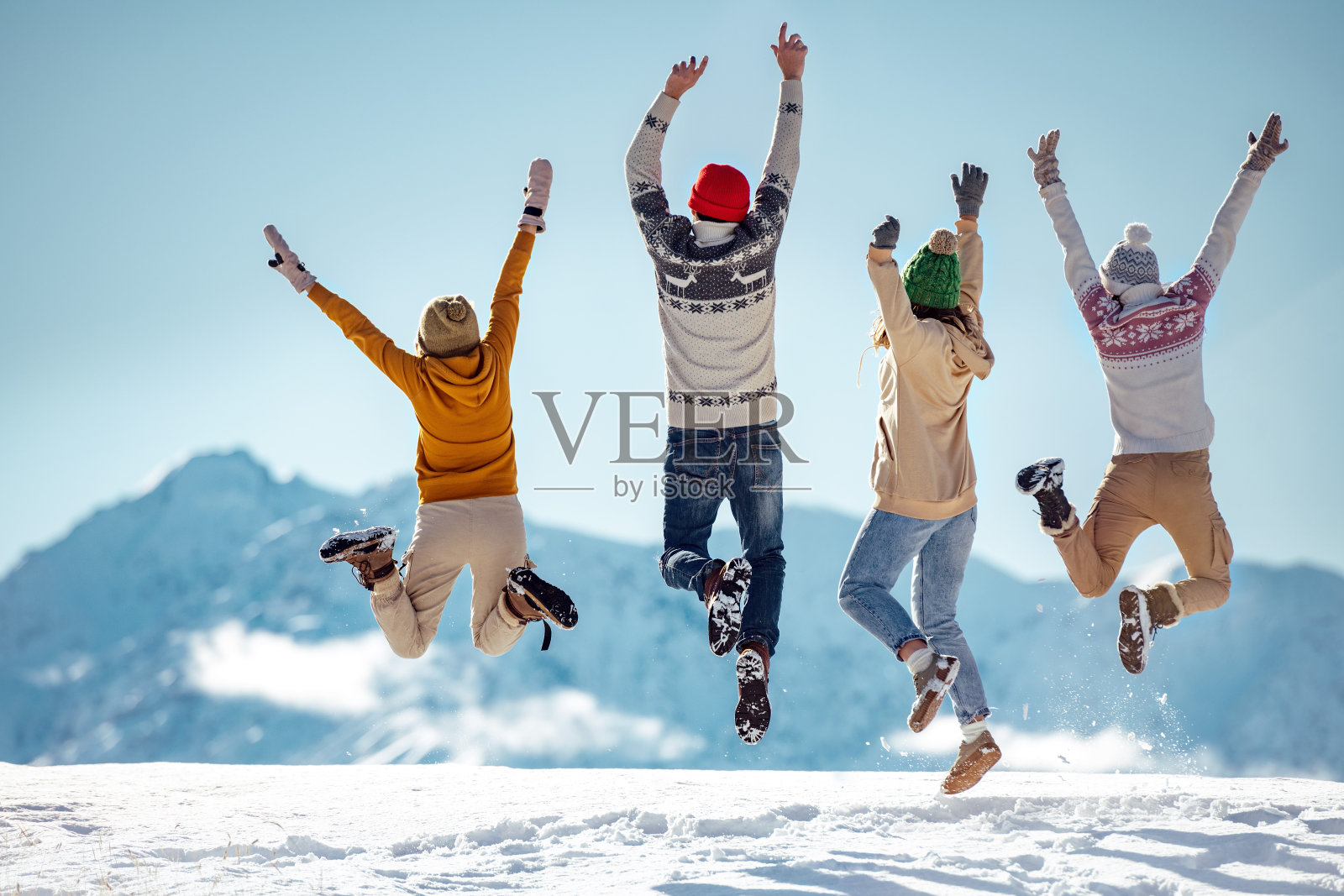 朋友们在山上庆祝冬天的开始照片摄影图片