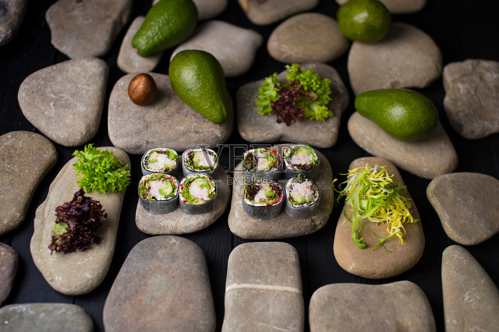 白米饭寿司卷，雪蟹肉包在白萝卜海石照片摄影图片