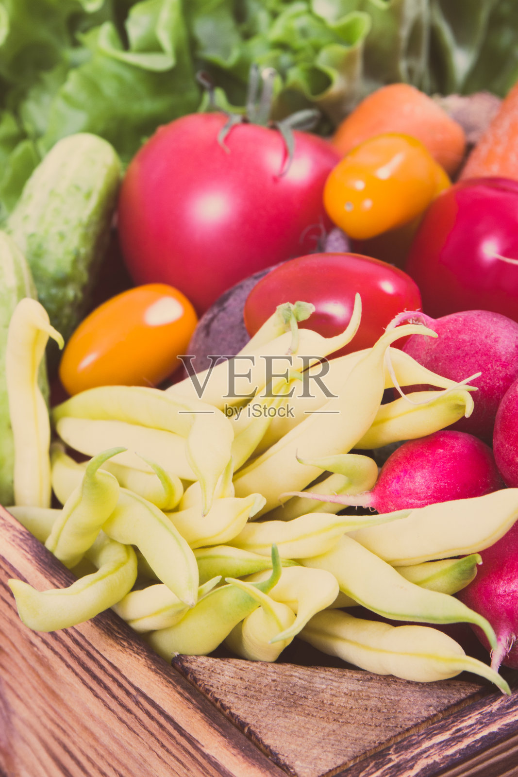 新鲜蔬菜作为健康的原料，含有维生素和矿物质，用于烹饪菜肴照片摄影图片