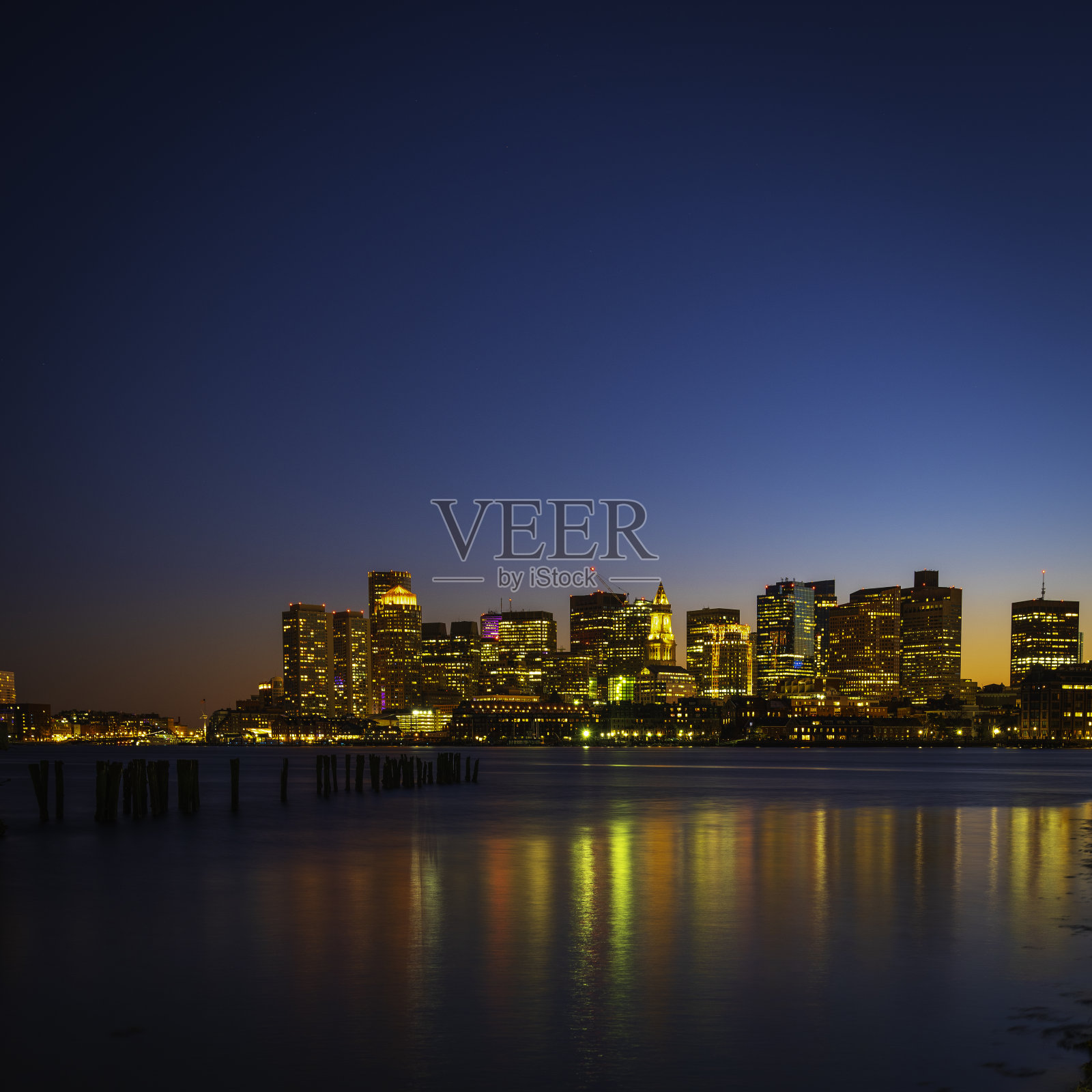 现代充满活力的城市波士顿天际线和波士顿港水反射在晚上照片摄影图片