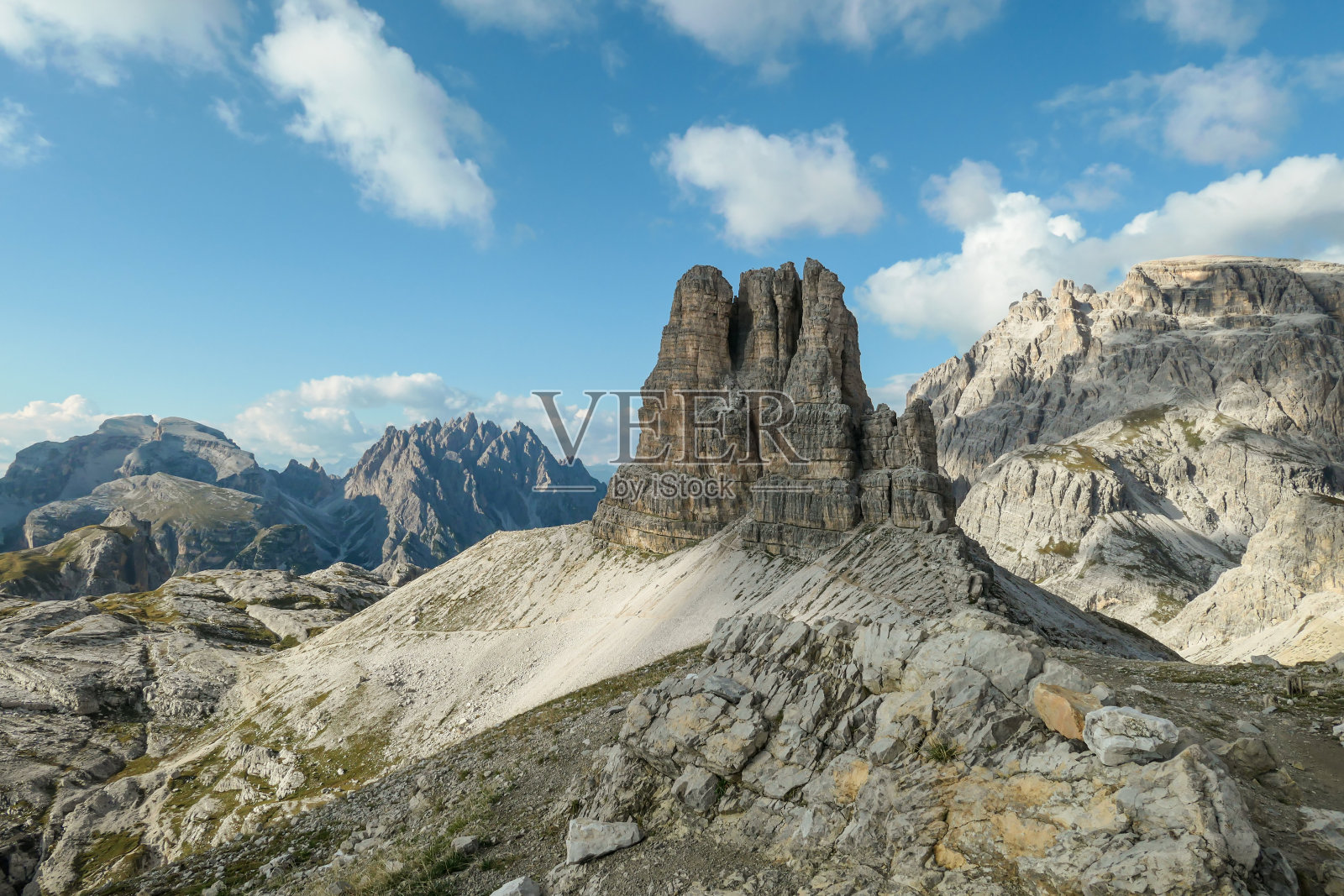 托布林格Knoten的全景和周围的山脉在意大利白云石。艰难而危险的攀登路线。下面的山谷。旁边有几条狭窄的小路。自由和宁静照片摄影图片