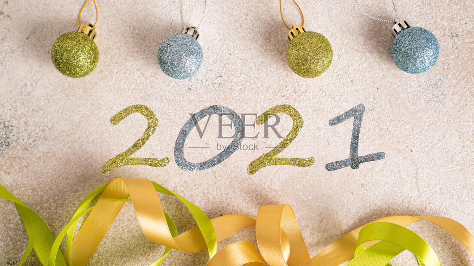 2021年新年快乐。小小的闪光球和彩带。闪闪发光的装饰品。假日2021背景照片摄影图片