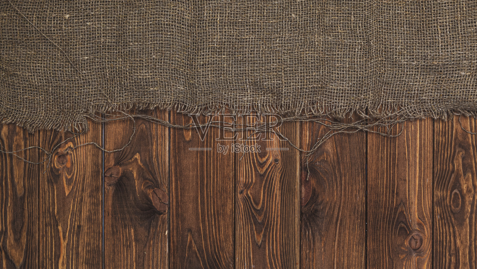 旧粗麻布餐巾在棕色木制背景，俯视图照片摄影图片