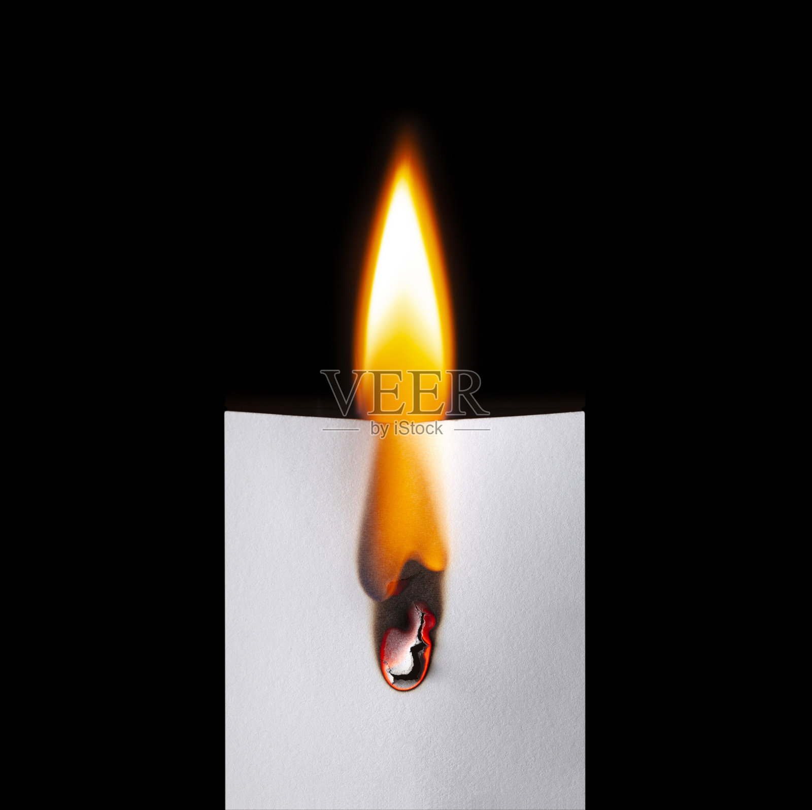 纸蜡烛。纸上有火焰。照片摄影图片
