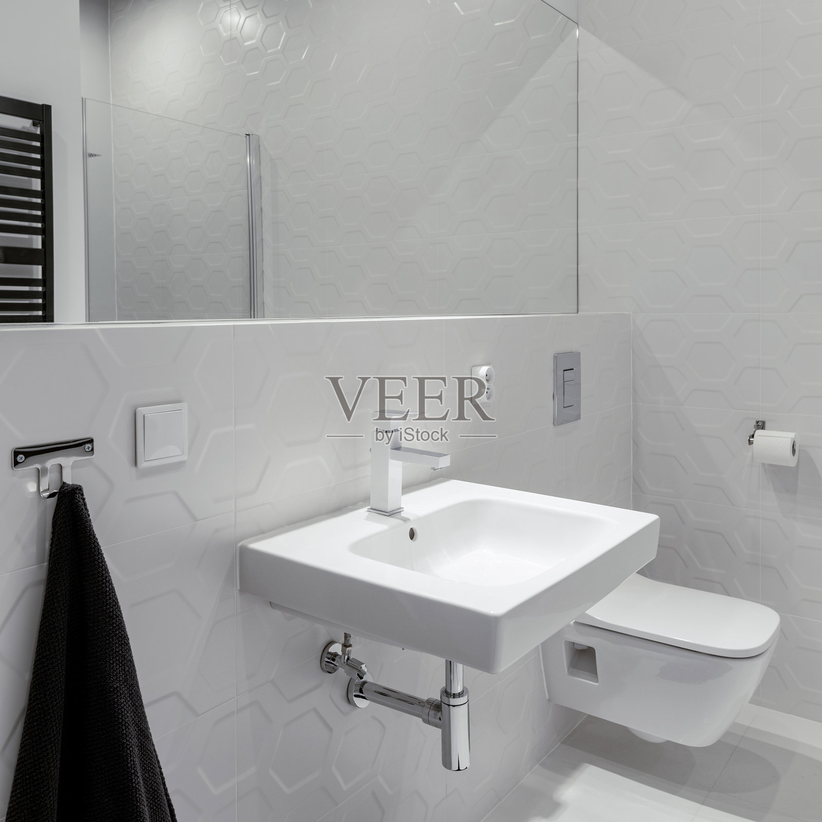 白色浴室，六角形瓷砖照片摄影图片