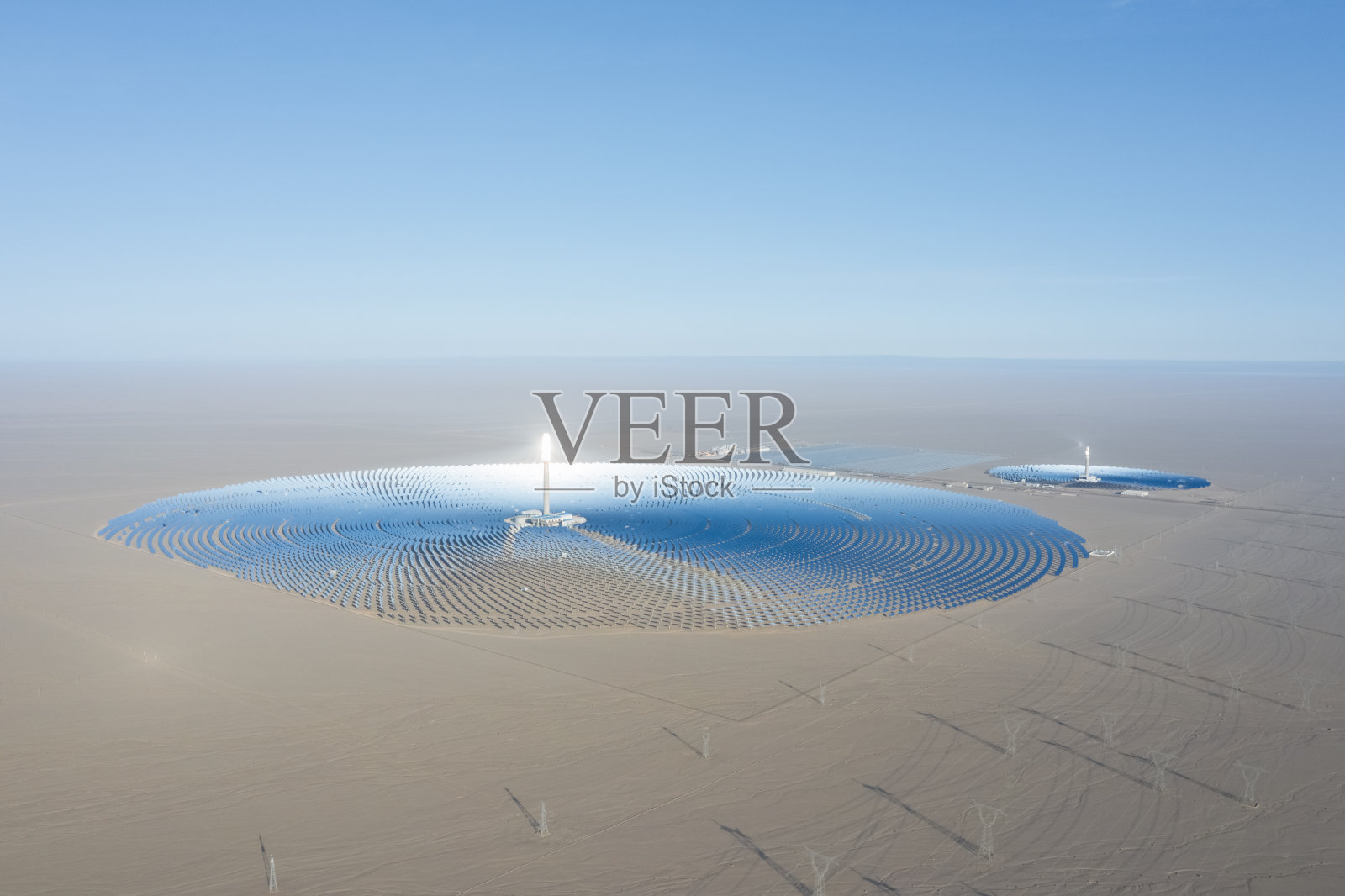 沙漠上空的太阳能照片摄影图片