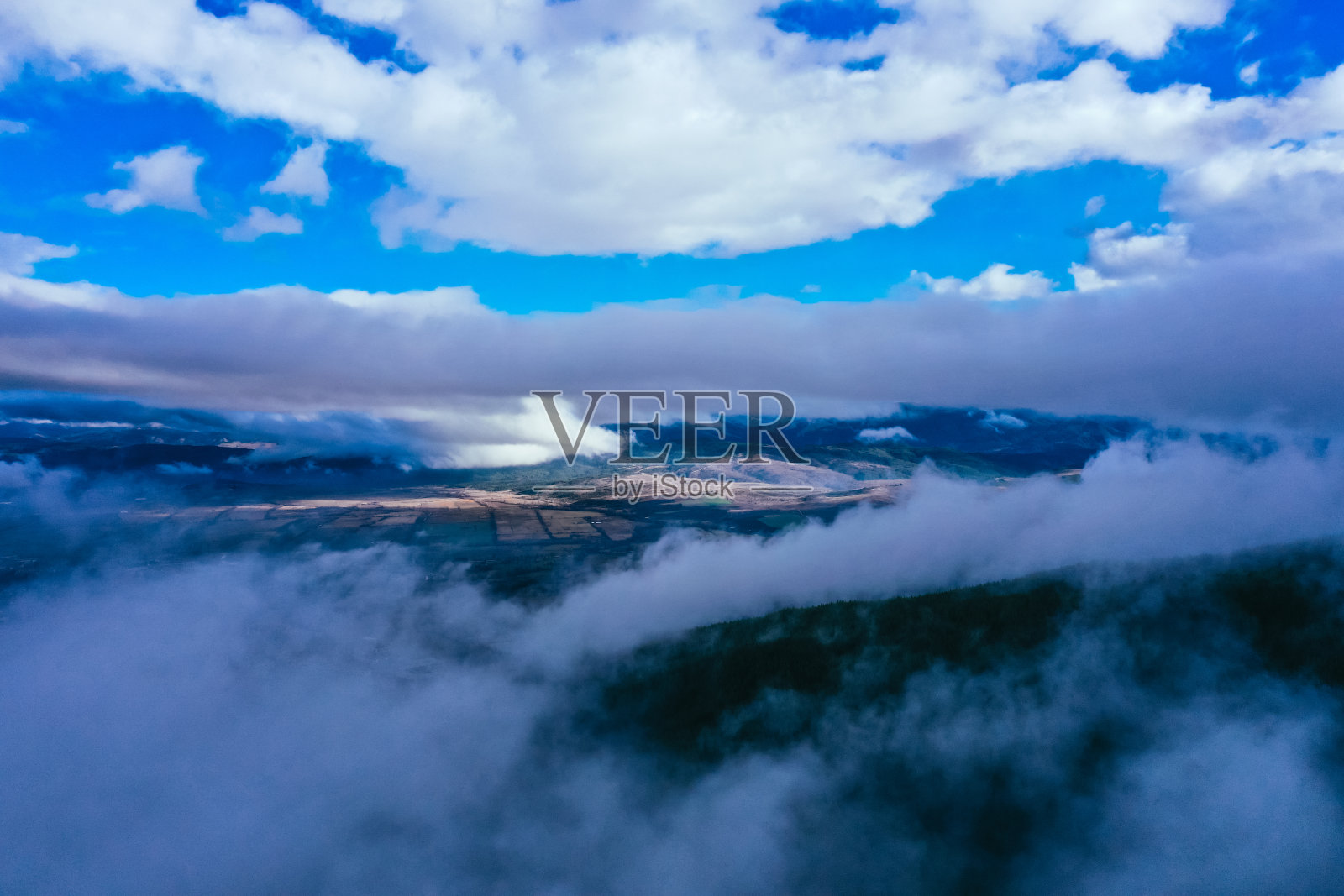 雾谷，秋天的风景，田野。秋天的天气，无人机飞过云层，空中的背景。照片摄影图片
