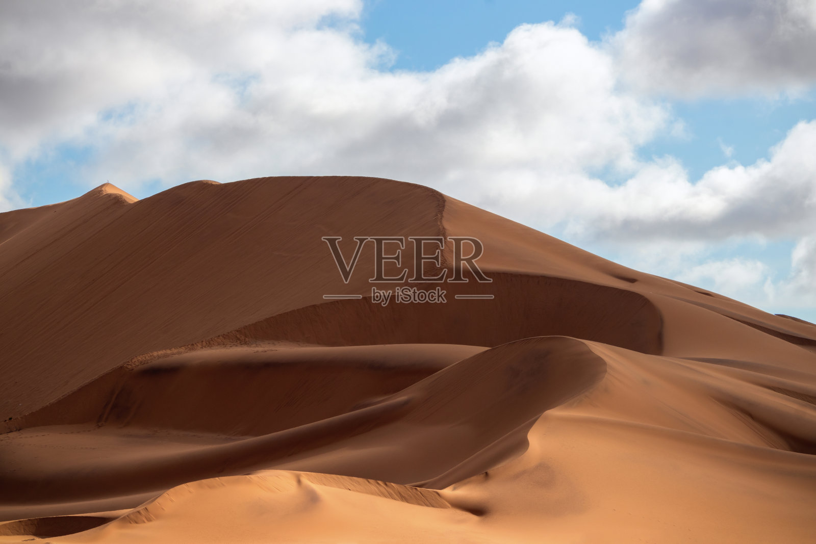 纳米布沙漠晴朗的日子里，金色的沙丘和白云。是游客的好去处照片摄影图片
