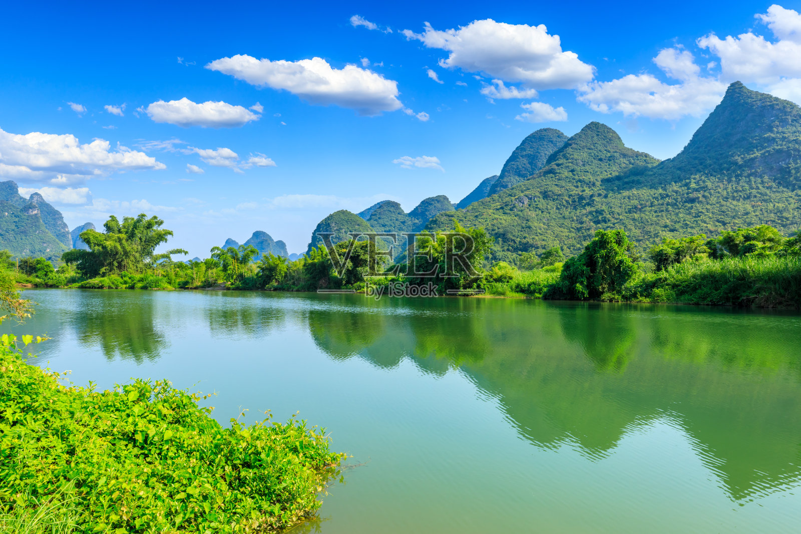 桂林山水绿意盎然。照片摄影图片