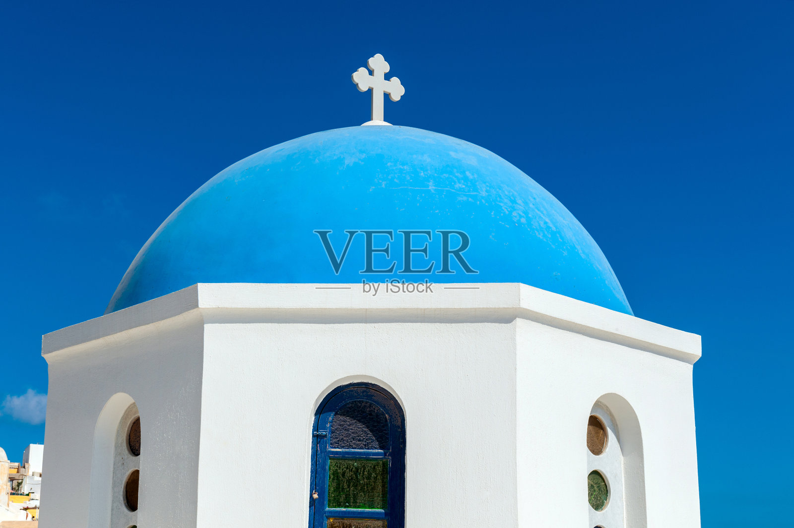 蓝色圆顶教堂，伊亚岛，圣托里尼岛照片摄影图片
