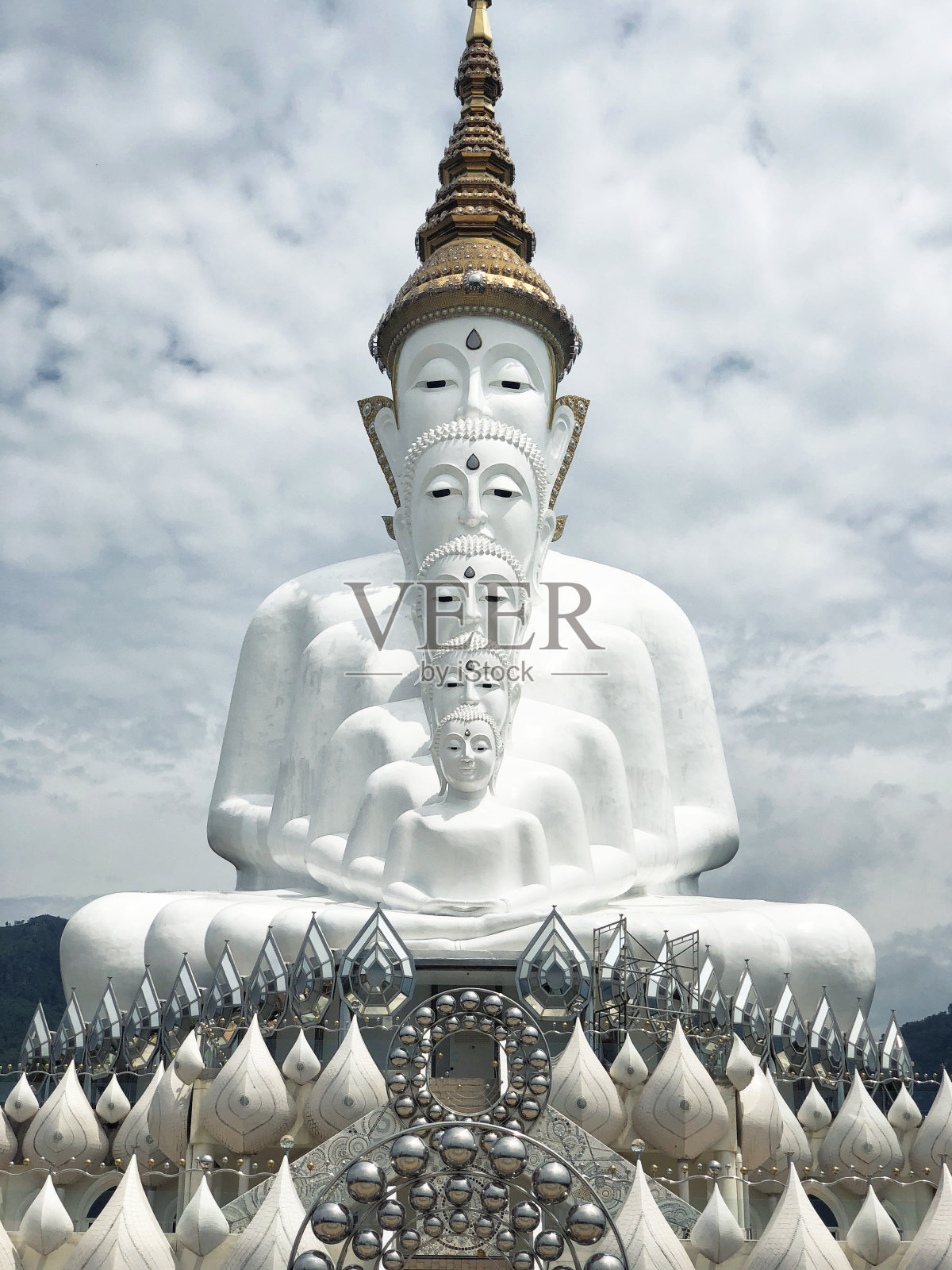 泰国普拉那寺的白色佛像和云背景照片摄影图片