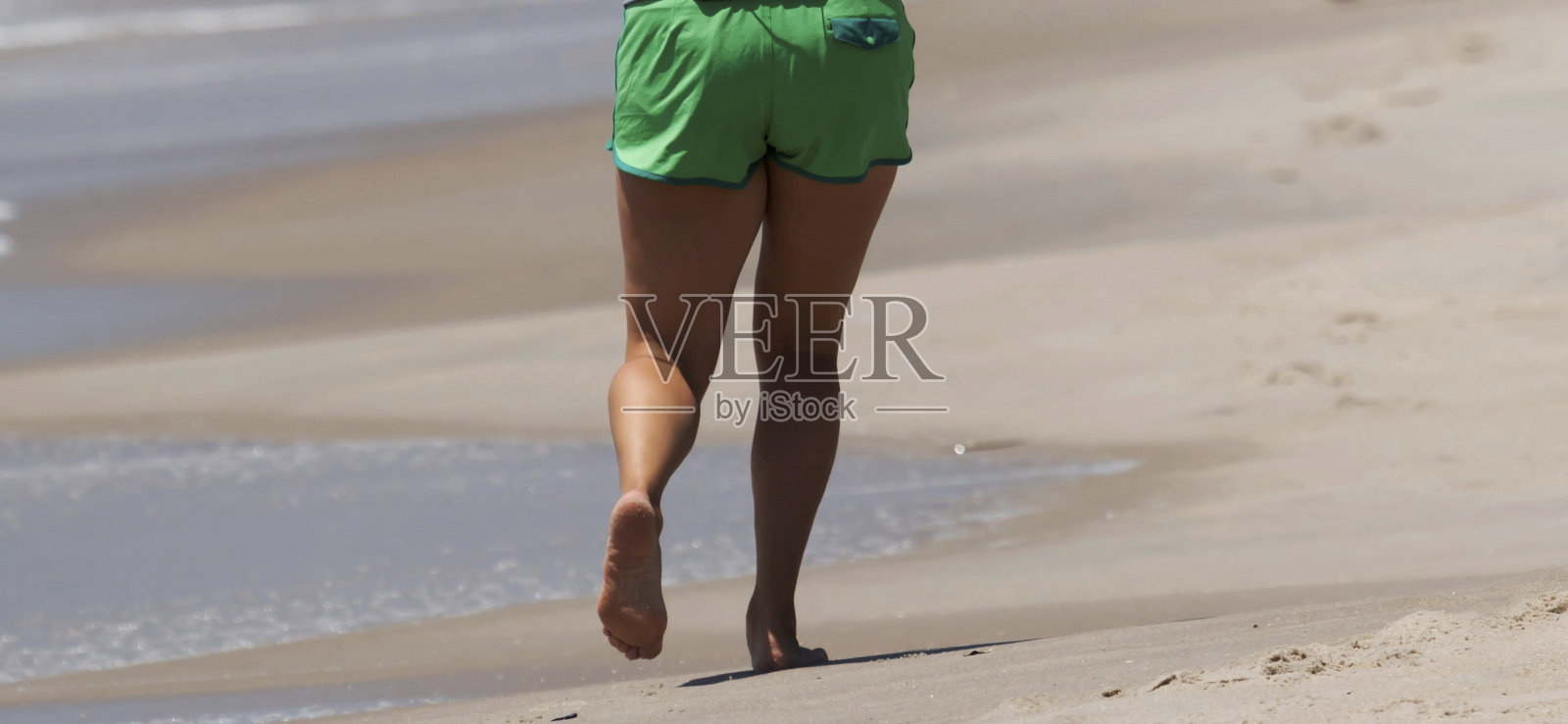在沙滩上跑步者的腿部后视图照片摄影图片