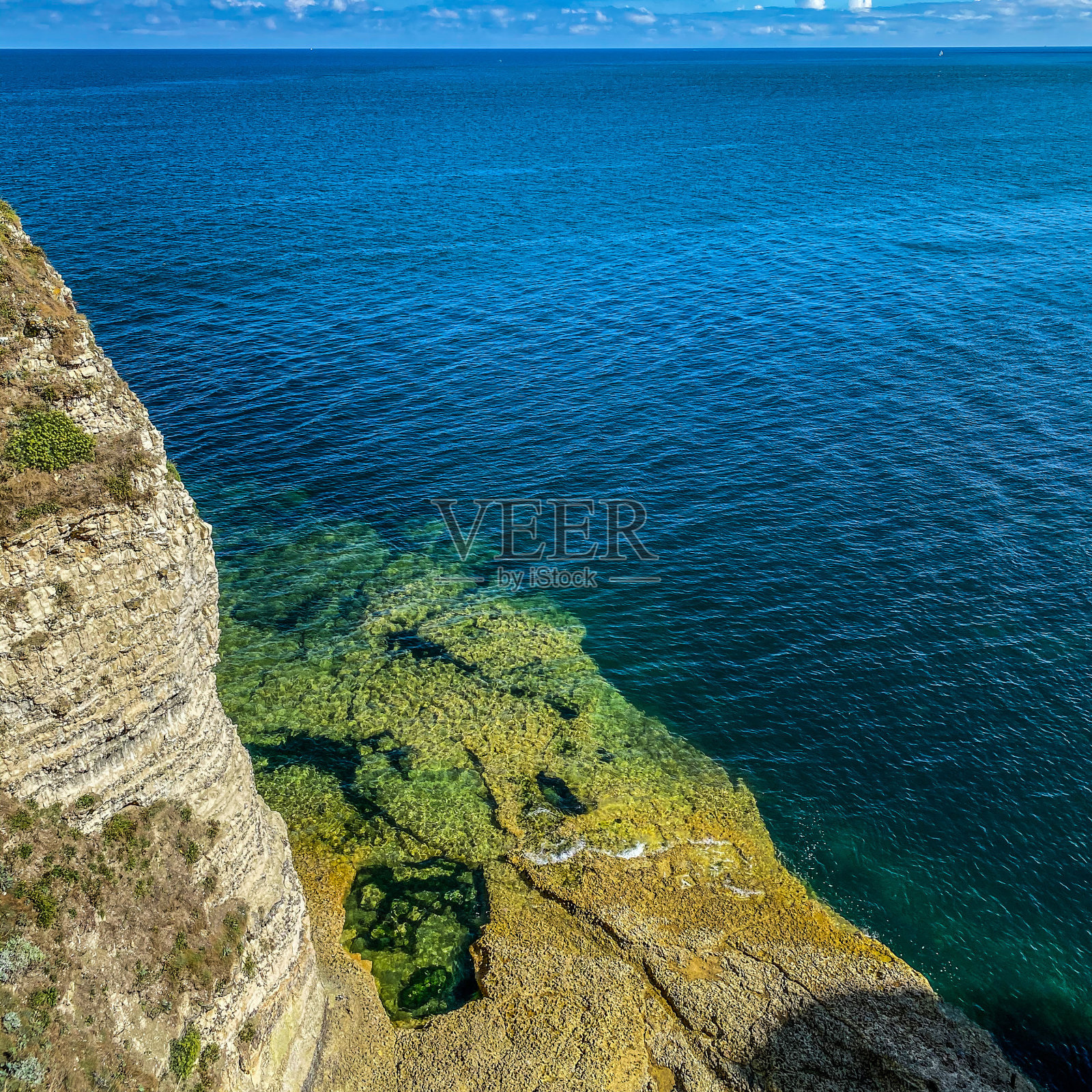 法国海岸埃特尔塔石灰岩悬崖上的游泳池照片摄影图片