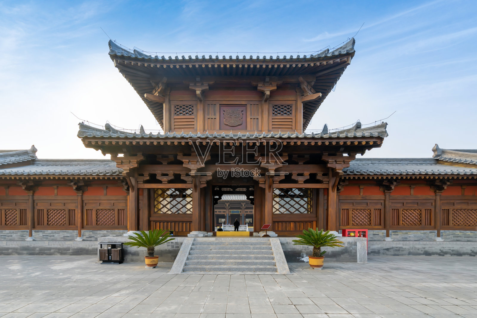 中国古代建筑阁楼和广场，太原，山西，中国照片摄影图片