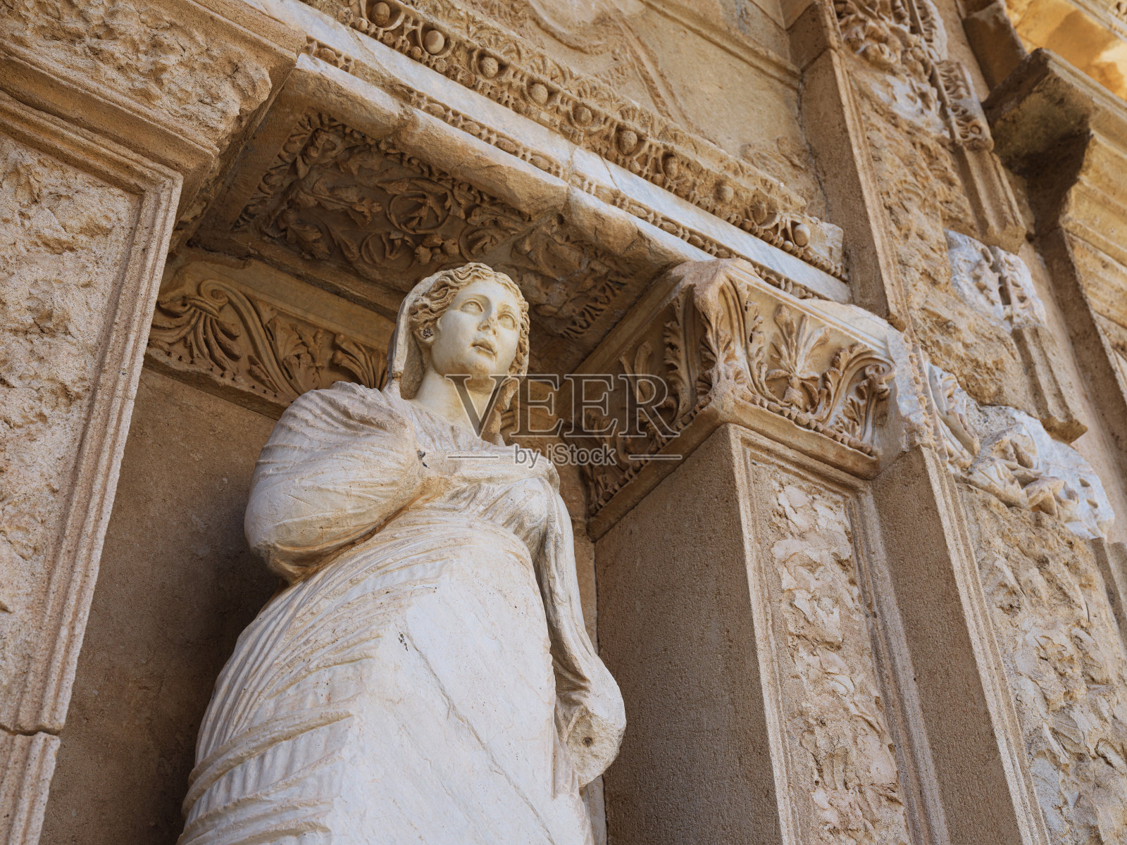 阿雷特的雕像。土耳其以弗所的切尔苏斯图书馆照片摄影图片
