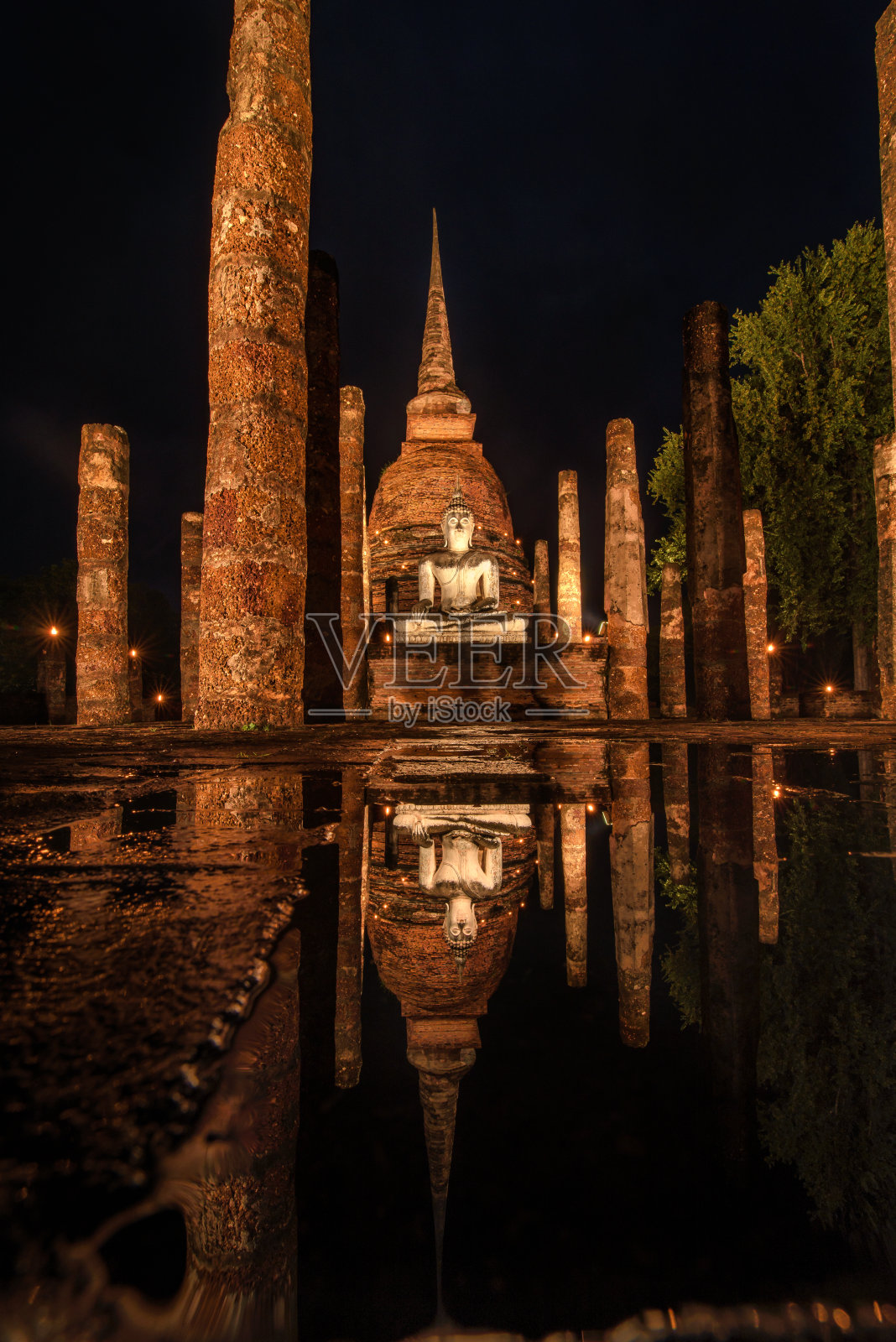 泰国素可泰省萨斯寺的夜景。照片摄影图片