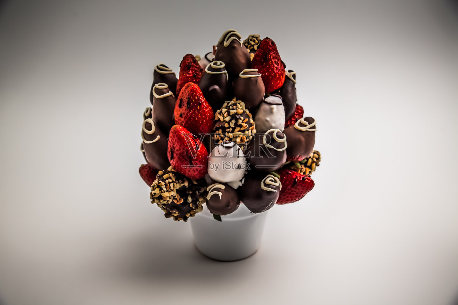 一束可食用的鲜花，为生日、情人节、周年纪念日、特殊事件和特殊日子安排的巧克力浸草莓，在白色背景与复制空间隔离照片摄影图片