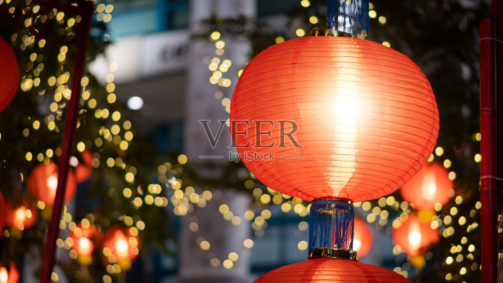 红色的灯笼，中国灯笼与美丽的光在树上在中国新年。照片摄影图片