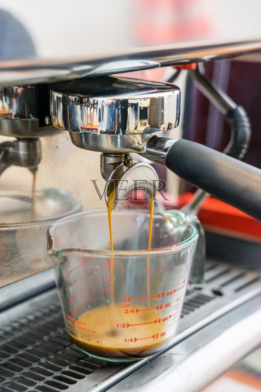 浓缩咖啡从咖啡机倒出来的特写。专业的咖啡酿造照片摄影图片